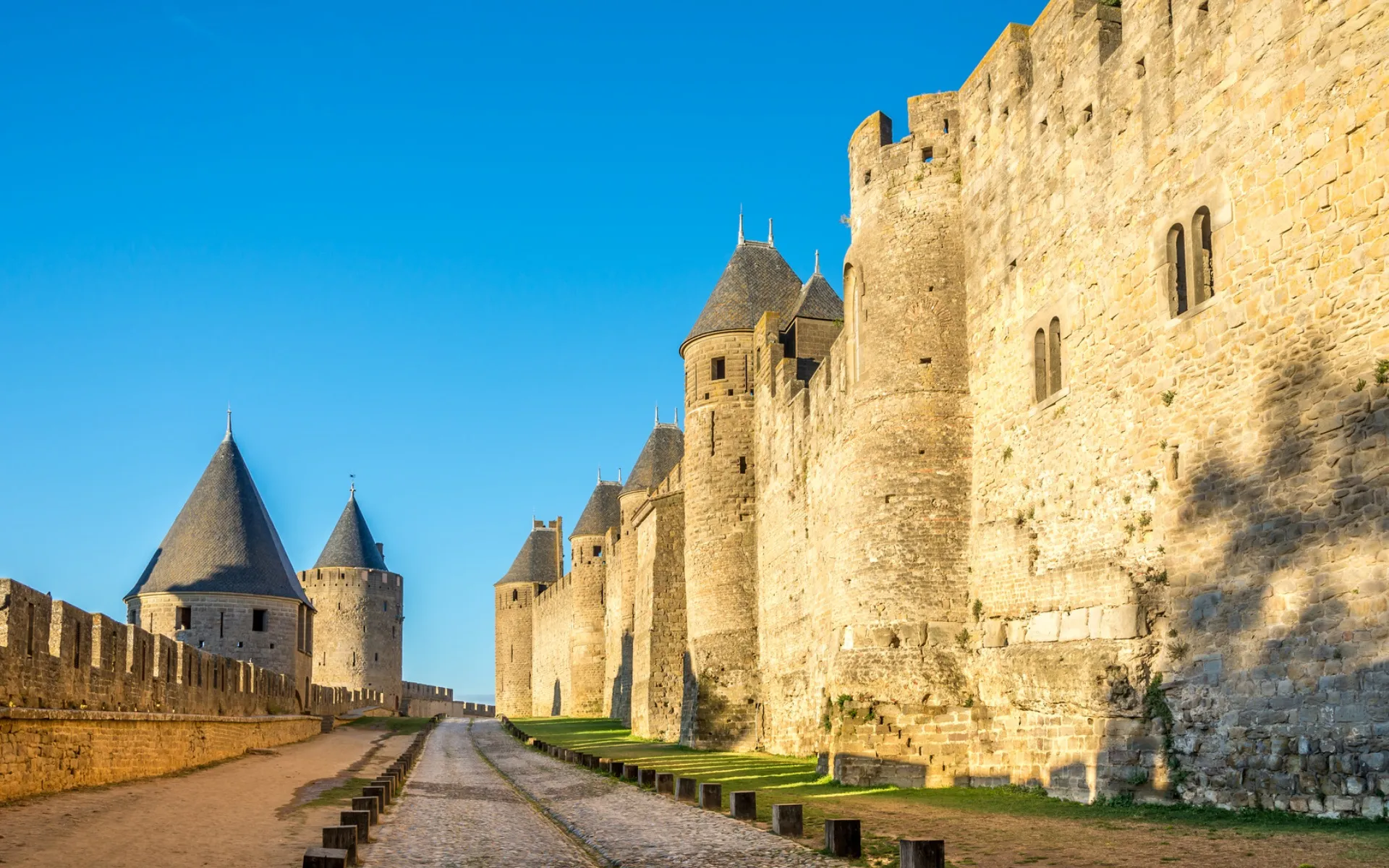 Las murallas y torres de la Ciudad de Carcassonne al atardecer