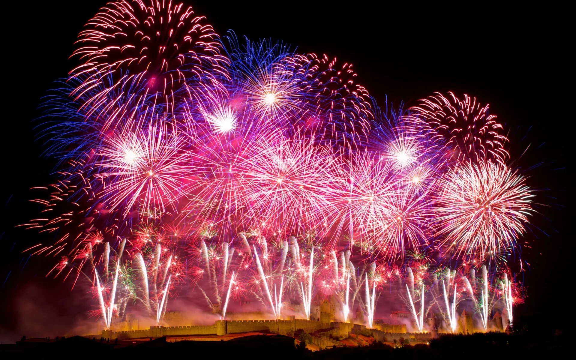 Fuegos artificiales del 14 de julio sobre la Ciudad de Carcassonne