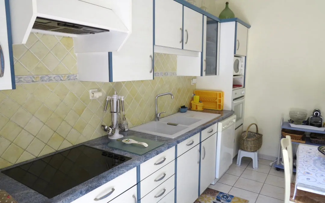 Cocina equipada: placa vitrocerámica, fregadero, campana y lavavajillas