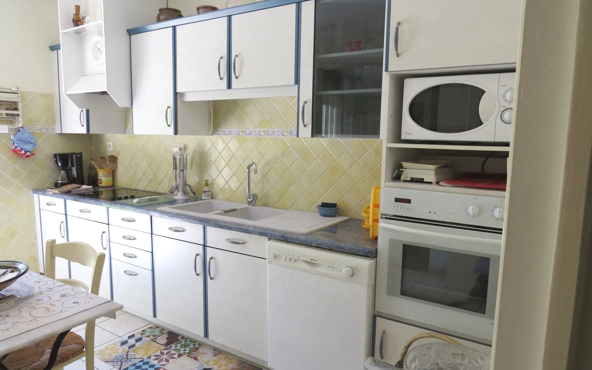 Cocina equipada con horno, microondas, lavavajillas y cafetera