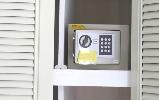 Caja fuerte electrónica en el armario de la habitación