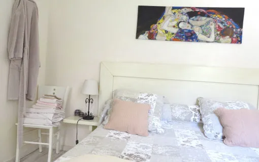 Habitación con cama grande de 160, mesita de noche y lámpara