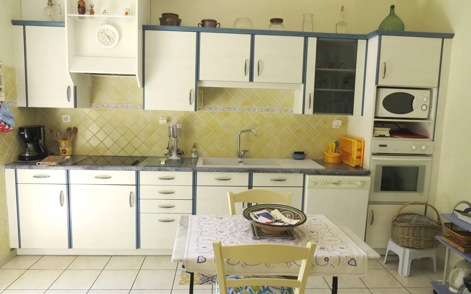 Vista general de la cocina completamente equipada con su mesa