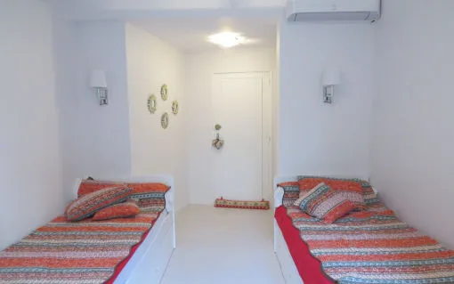 Habitación con dos camas individuales de 90 y aire acondicionado