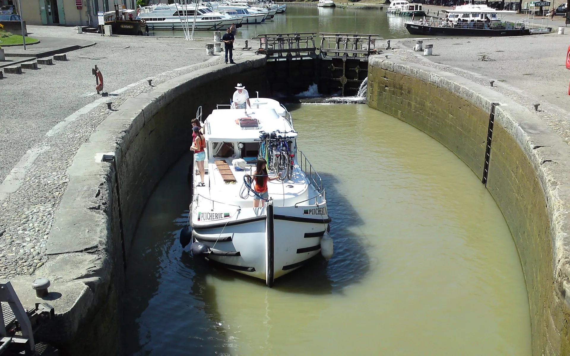 Una barcaza en una esclusa del Canal del Midi en Carcassonne